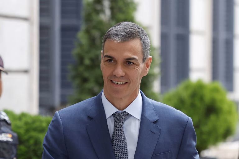 Aterizare de urgență pentru avionul premierului spaniol Pedro Sanchez la Ankara
