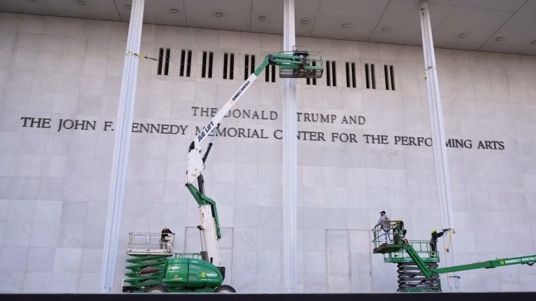 Judecătorul interzice numele lui Trump la Centrul Kennedy și blochează închiderea acestuia