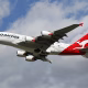 avion aterizare urgenta, comportament perturbator, pasager mușcat stewardesa, Tahiti Papeete, zbor Qantas