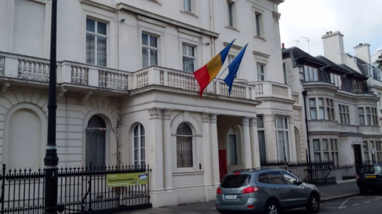 Ambasada României avertizează românii din UK în urma violențelor din Belfast