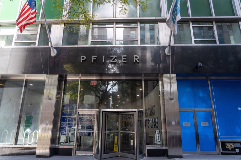 România caută soluții pentru a gestiona datoria de 680 milioane euro către Pfizer