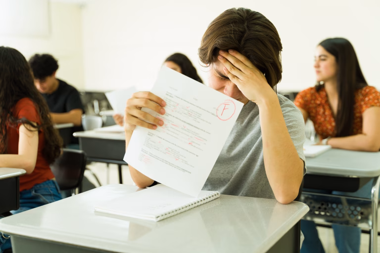 Elevii de clasa a VIII-a încep Evaluarea Națională 2026 cu proba la limba română