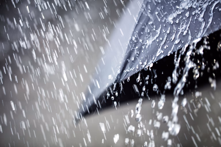 Furtuni și grindină anunțate în toată țara, ANM emite alerte meteo