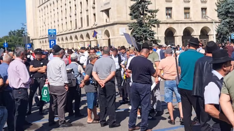 Îmbrânceli între jandarmi și oieri la protestul din Piața Presei Libere