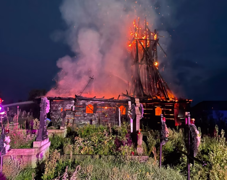 Incendiu devastator la biserica de lemn din Maramureș, turla afectată grav