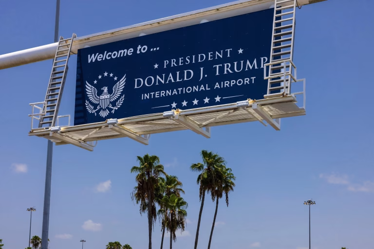 Controverse legate de noul logo al Aeroportului Trump generat cu inteligență artificială