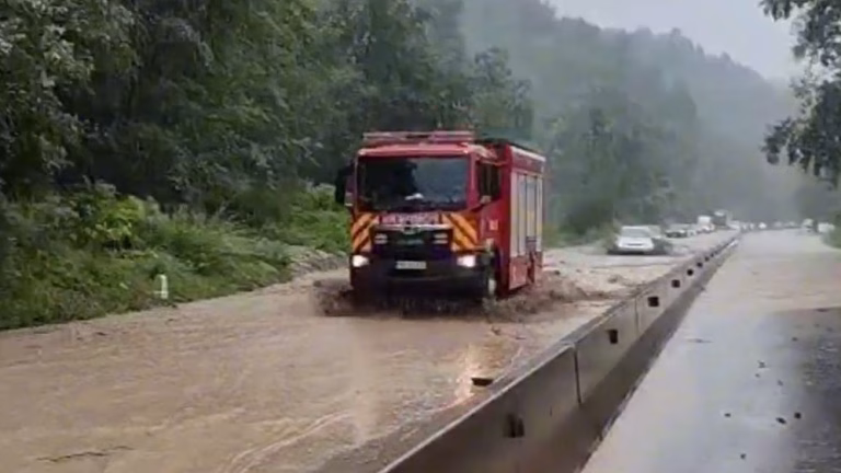 Trafic blocat pe DN 1 la Breaza din cauza aluviunilor și surpării versantului