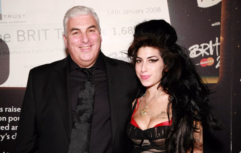 Mitch Winehouse, tatăl lui Amy, condamnat la 1,1 milioane de euro pentru un litigiu pierdut