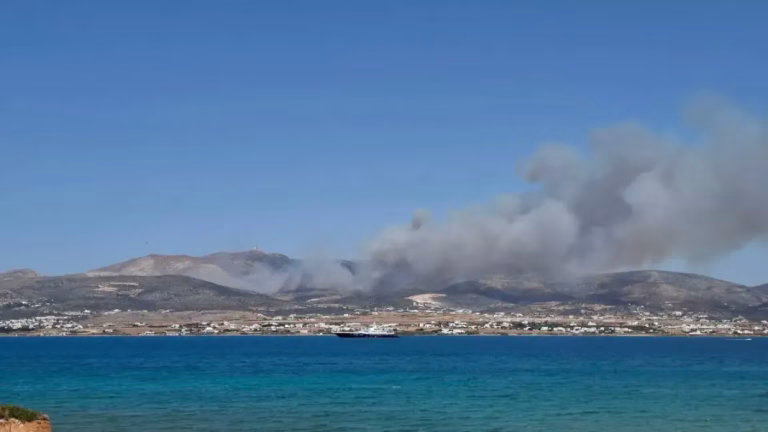 Incendii devastatoare pe insula Paros: zece localități evacuate, 100 de pompieri mobilizați