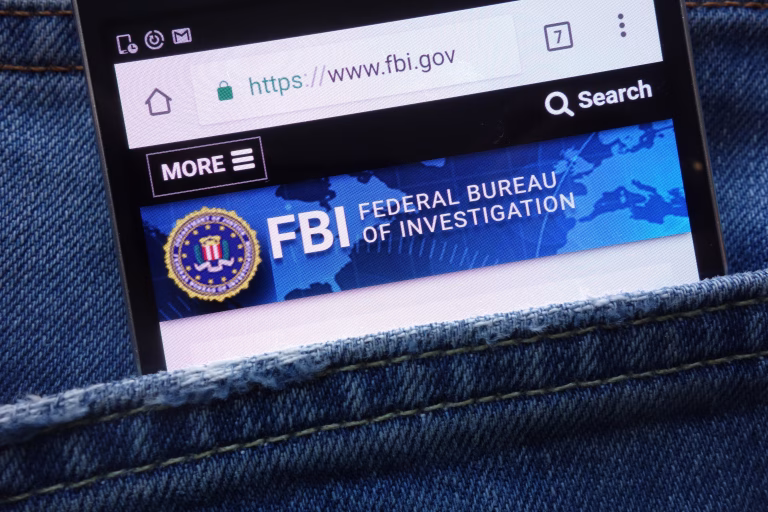 FBI avertizează: Campanie de phishing vizează utilizatorii aplicațiilor de mesagerie populare
