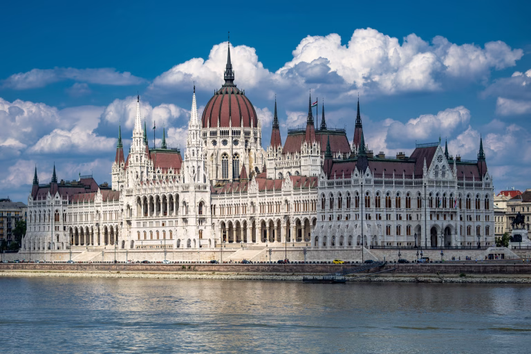 Parlamentul Ungariei adoptă modificări constituționale ce vizează președinția și justiția