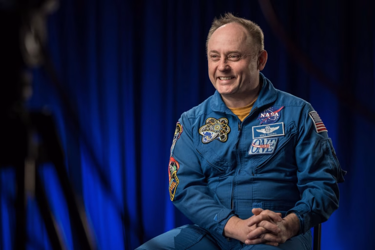 Astronautul Michael Fincke se retrage din NASA după o urgență medicală în spațiu