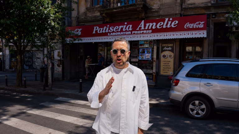 Coadă de sute de metri la merdenele, după o ironie online
