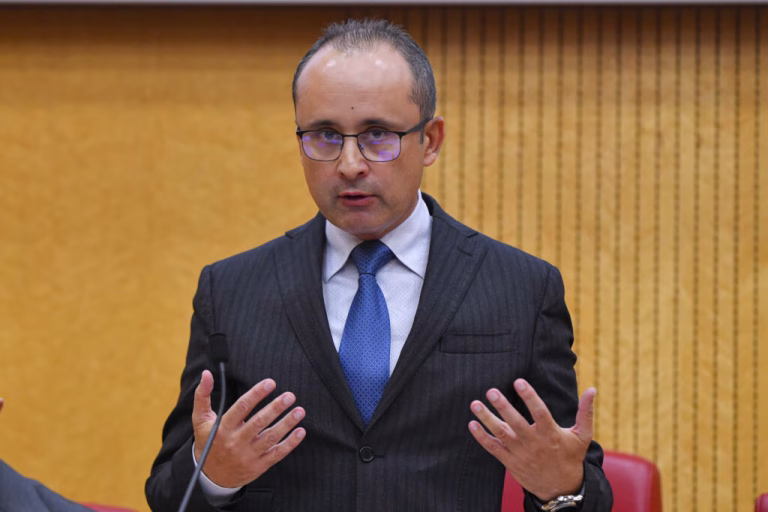 Prețul energiei electrice ar putea crește moderat în România, avertizează Cristian Bușoi