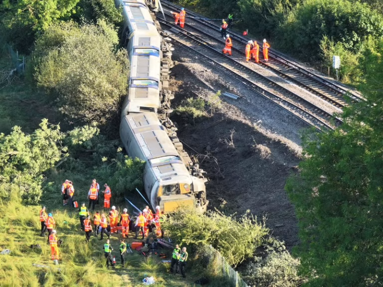 Accident feroviar grav lângă Brighton: pasageri blocați în vagoane deraiate