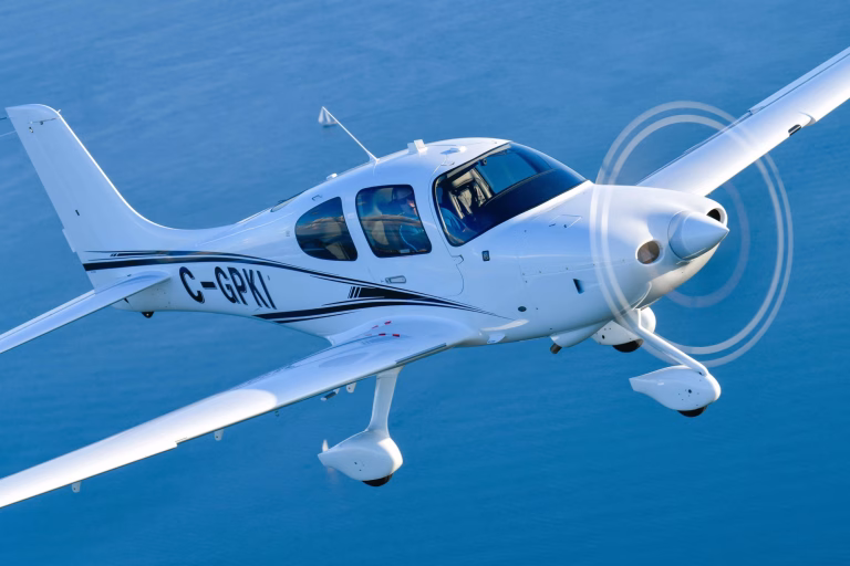 Avion militar de antrenament aterizează de urgență pe șosea în Franța