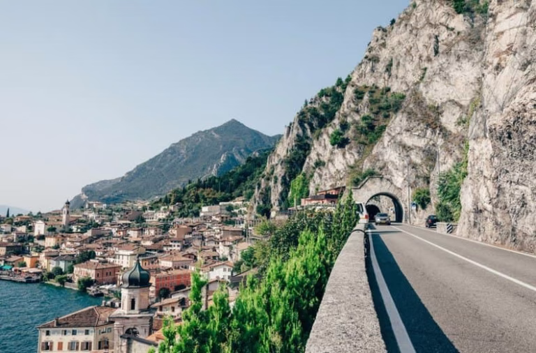 Mii de șoferi din Italia riscă amenzi mari pentru depășiri