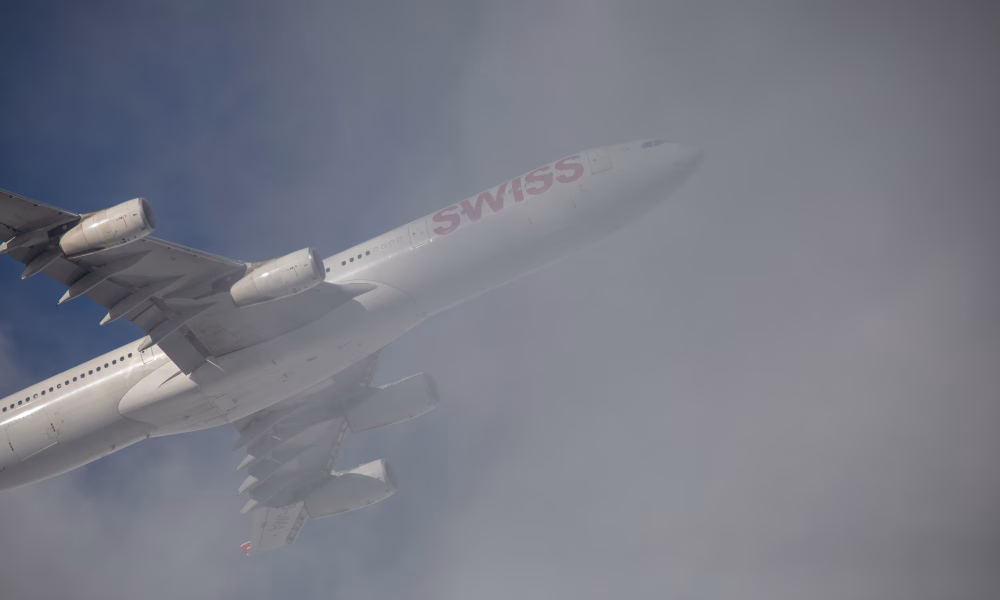 aterizare de urgenta, baterii litiu, incendiu avion, powerbank foc, zbor Swiss