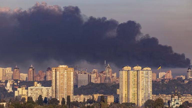 Atac cu drone în Rusia: Incendii la rafinărie și depozit Ozon