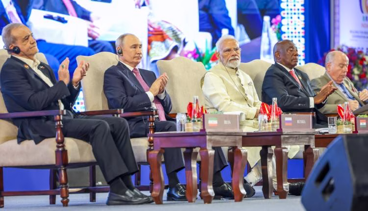 Diplomat indian surprins mâncând nuci la summit-ul BRICS