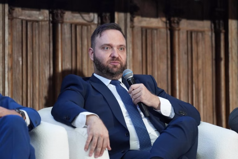 Fostul șef de cabinet al lui Sorin Grindeanu remunerat cu 30.000 Euro pe lună