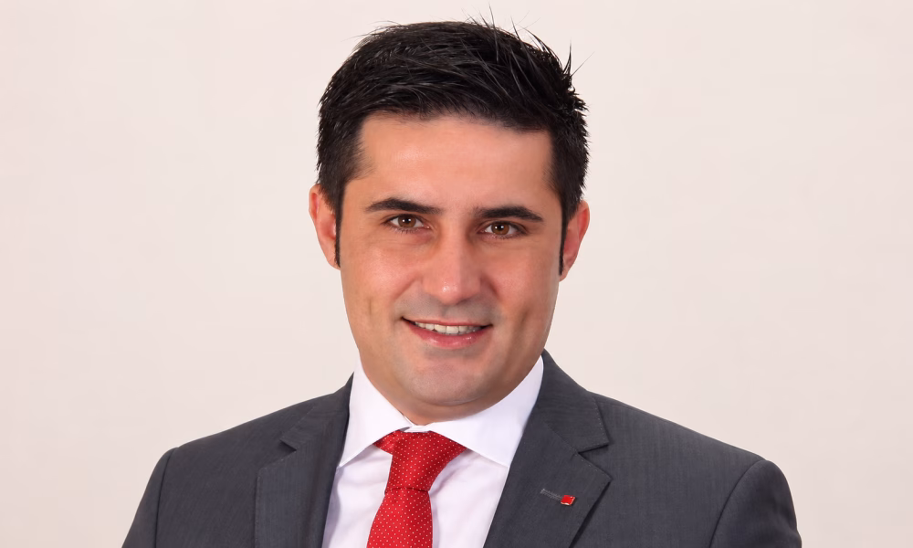 Manda acuză AUR că susține guvernarea Bolojan cu mâna lui Simion