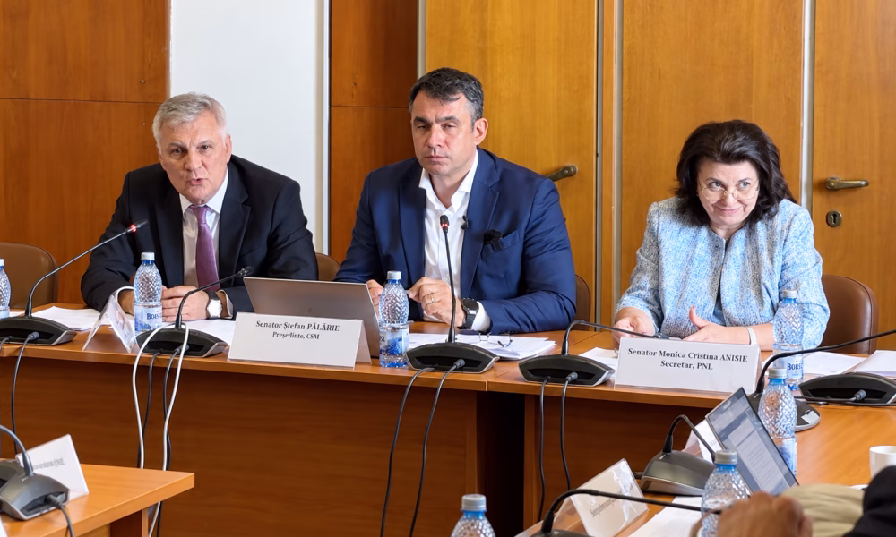 Uniformele școlare ar putea deveni obligatorii în România