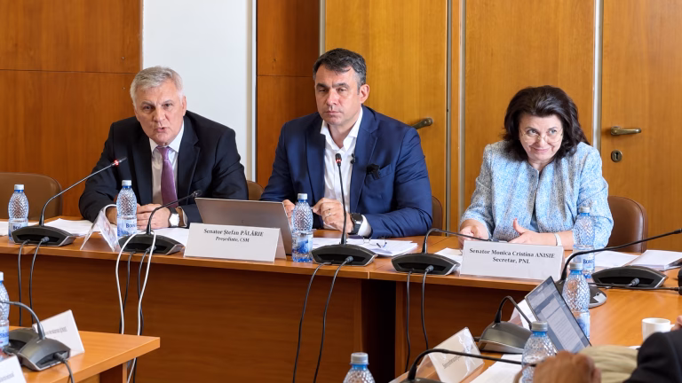 Uniformele școlare ar putea deveni obligatorii în România