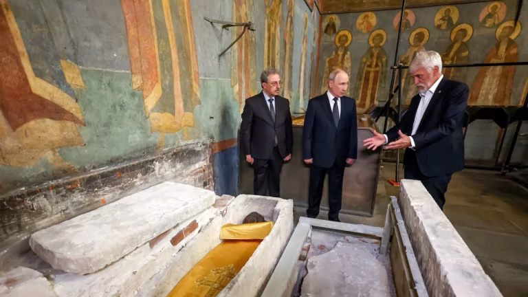 Rusia încearcă să câștige războiul cu moaștele prințului Donskoi