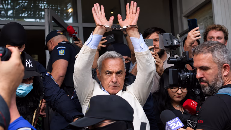 Proteste pentru Călin Georgescu în fața Arestului Central