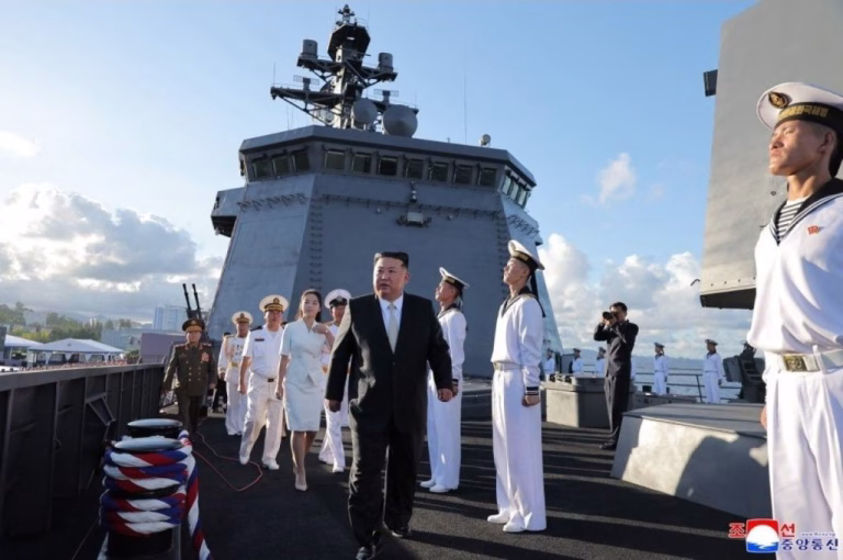 Coreea de Nord lansează distrugătorul Kang Kon, simbol naval