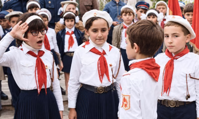 Elevii protestează în negru împotriva uniformei școlare obligatorii
