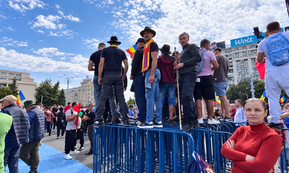 Trei răniți la protestul din Piața Victoriei, transportați la spital