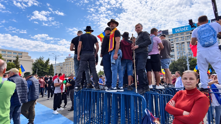 Trei răniți la protestul din Piața Victoriei, transportați la spital