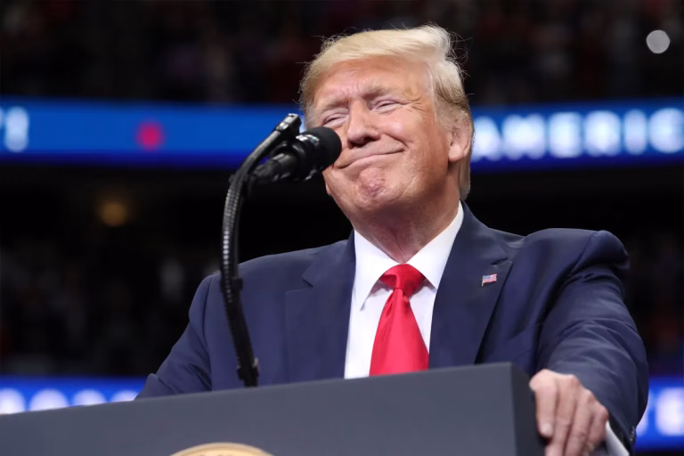 Trump, acuzat de propagandă ilegală cu fonduri publice