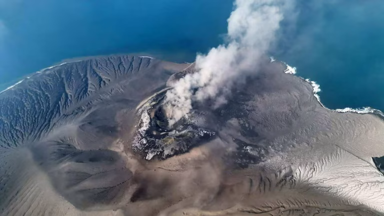 MAE avertizează: Erupția Anak Krakatau afectează aeroporturile din Indonezia