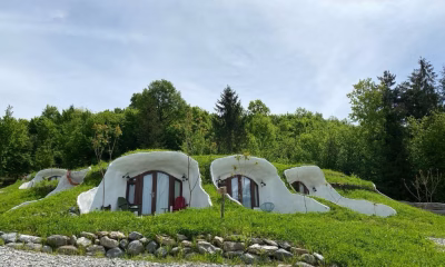 Căsuțele Hobbit de la poalele munților Făgăraș, scoase la vânzare