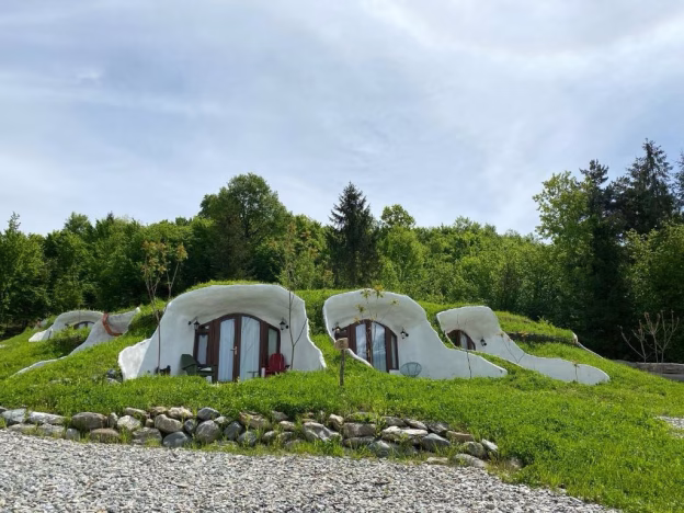 Căsuțele Hobbit de la poalele munților Făgăraș, scoase la vânzare