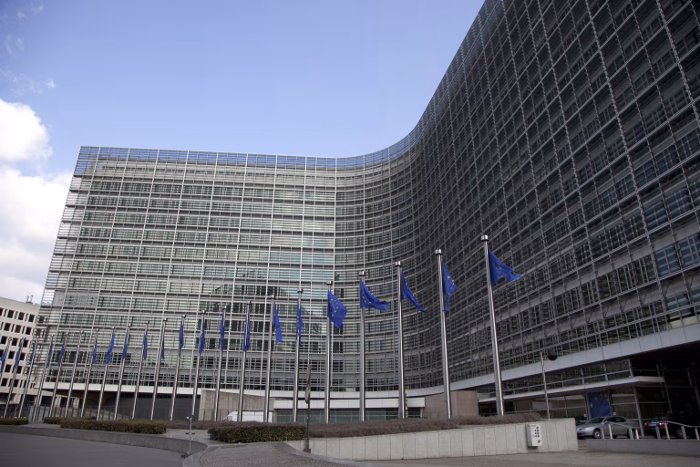 Comisia Europeană simplifică achizițiile publice