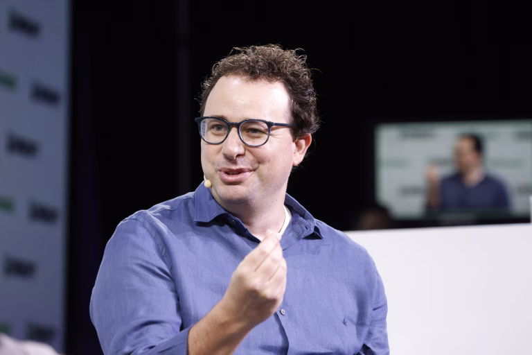 Dario Amodei cere încetinirea dezvoltării inteligenței artificiale