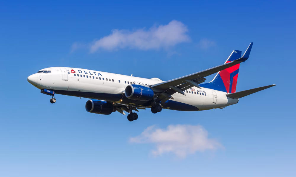aterizare urgenta, avion Delta, fum cabină, pasageri spital, porto