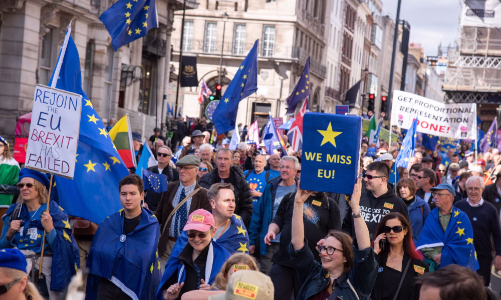 Premierul britanic pune revenirea în UE pe masă