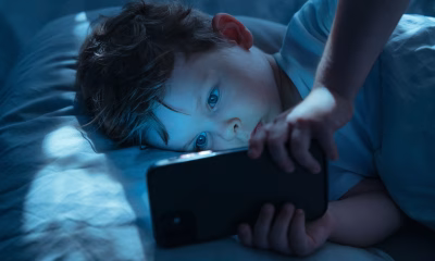  Ce face timpul în fața ecranelor cu creierul copiilor