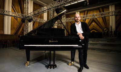 00_Ioan-Dragoș Dimitriu alături de pianul Bösendorfer Imperial al Sălii Radio_Photo-Bogdan Soaca