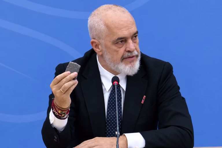 Edi Rama anunță prime pentru polițiști după violențele din Tirana