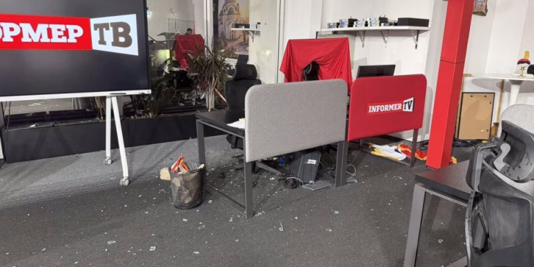 Protestatari au intrat în Informer TV și au cerut arestarea editorului