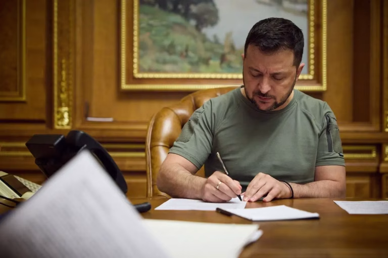 Zelenski promulga legea limbilor minorităților pentru UE
