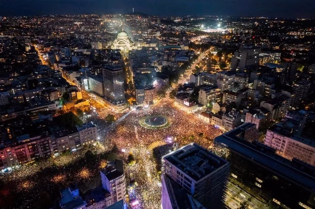 Serbia fierbe. Va rezista Vučić revoltei din stradă?