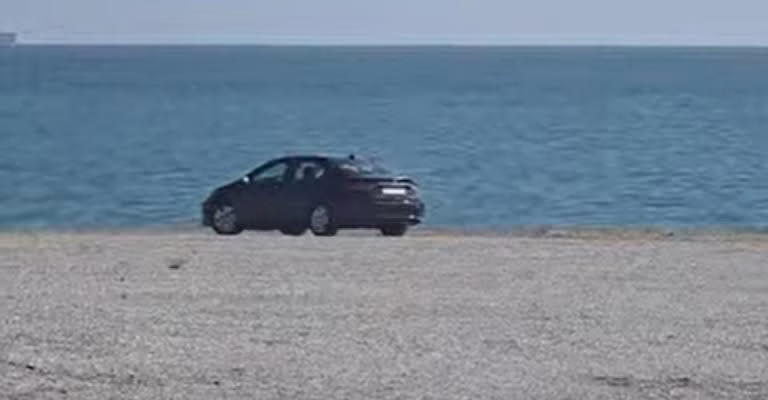 Femeie amendată cu 10.000 de lei pentru condus pe plajă