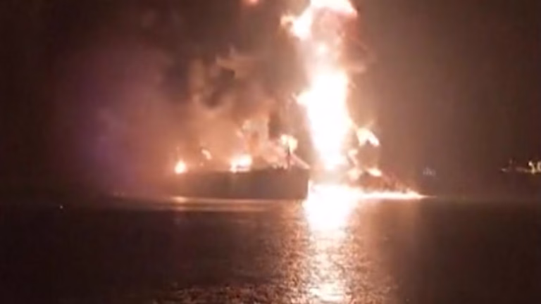Incendiu și explozie pe un petrolier în Strâmtoarea Ormuz